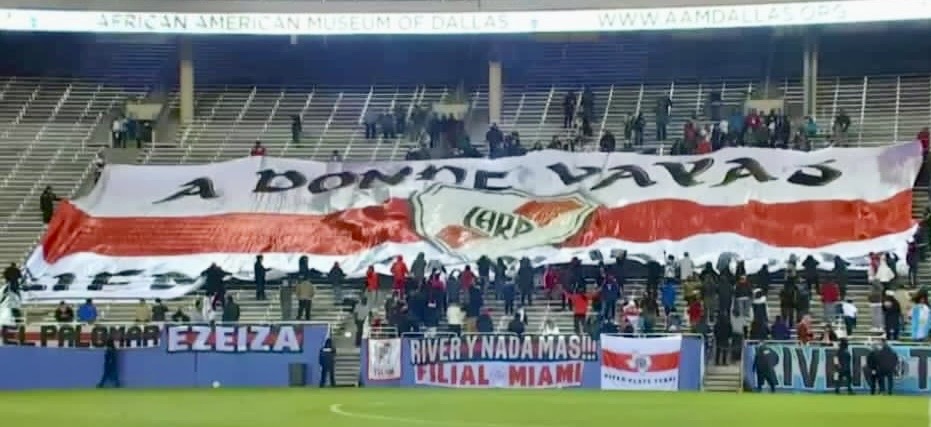 La bandera de River es mas grande que su afición